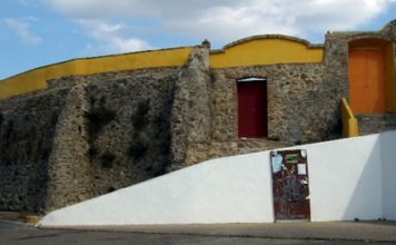 Cartel de lujo para una importante reinauguración Exterior de la plaza de Cortegana.